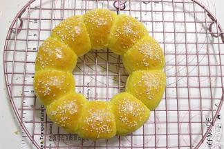 出炉脱模放到冷却架冷却。