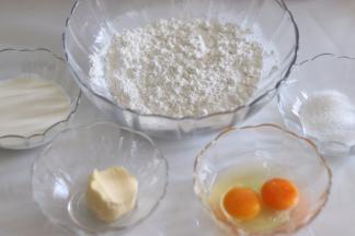 准备食材。称重食材，黄油室温软化。