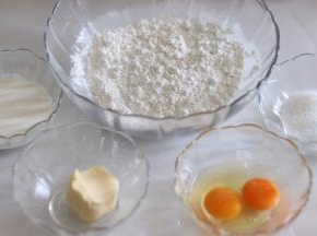 准备食材。称重食材，黄油室温软化。