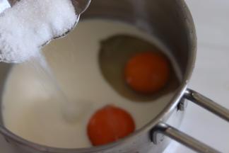 鸡蛋、牛奶、白砂糖、盐全部放到小锅中。