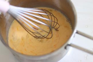 用手动打蛋器搅拌均匀，液体比较细腻无蛋液块。