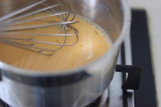 放到小火上，稍微加热大约10秒左右，手触溶液是温热的状态离火，切记不可以温度太高，蛋液就成蛋花了。