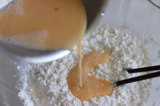 倒入到麻薯预拌粉中。