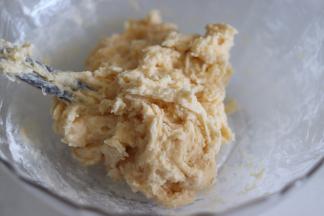 用筷子搅拌辅助成团，无干粉的状态。（面团会比较粘，所以这步最好不要用手去和面）