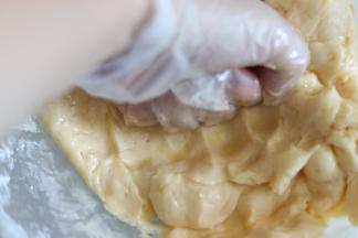 黄油融到面团后，用摁压的方式，让面粉充分的吸收黄油