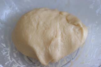 揉到面团，感觉快要粘手的感觉了，而且这个时候面团也是光滑的状态了，就停止不要揉了。否则揉过的话，面团就非常的粘手了。