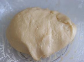 揉到面团，感觉快要粘手的感觉了，而且这个时候面团也是光滑的状态了，就停止不要揉了。否则揉过的话，面团就非常的粘手了。