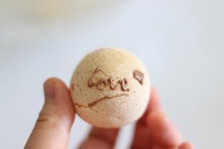 烘烤结束，拿出麻薯面包，放到烤架上晾凉，就可以装饰或者是挤入馅料了。