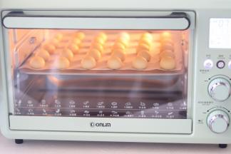 这个时候可以带好手套把分好的小面团滚圆。放置到烤盘上，小球需要有间隔，一会是要膨胀的。提前180度上下火预热烤箱。预热好后，放入烤箱中层，炉内温度约180度烤20分钟，定型后转160度烤15分钟左右。中途不可以开烤箱门。