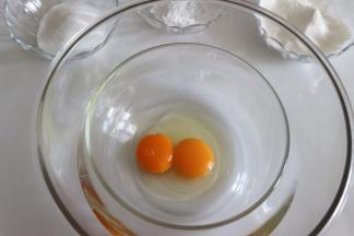 一个全蛋，加一个蛋黄，放到水温大约50度左右的盆中。