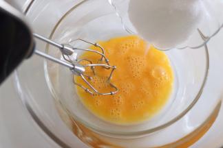 鸡蛋打散后，倒入白砂糖。