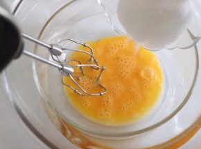 鸡蛋打散后，倒入白砂糖。