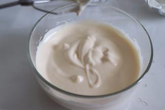 直到拉起打蛋器，可以缓慢滴落，而且画出的纹路不易消失，即可。