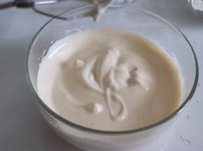 直到拉起打蛋器，可以缓慢滴落，而且画出的纹路不易消失，即可。