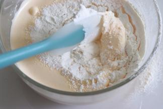 筛入低筋面粉，用刮刀轻轻翻拌，是翻拌，不要划圈。