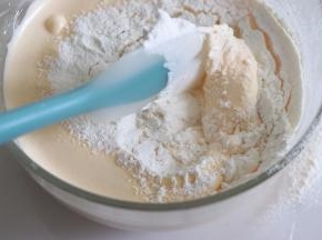 筛入低筋面粉，用刮刀轻轻翻拌，是翻拌，不要划圈。