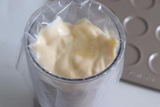 放到裱花袋中，这里需要提前准备好，裱花嘴放到裱花袋中，稍微塞到花嘴里一部分裱花袋防止蛋糊流出。