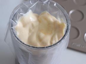 放到裱花袋中，这里需要提前准备好，裱花嘴放到裱花袋中，稍微塞到花嘴里一部分裱花袋防止蛋糊流出。