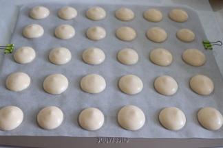 挤到烤盘上，学厨曲奇烤盘可以让饼干挤的更均匀。烤这个饼干也可以在烤盘上铺上油纸。