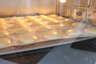 大约提前10分钟，160度预热烤箱，然后160度烘烤10分钟左右。烤箱温差小，基本就是烘烤温度，而且上色均匀。