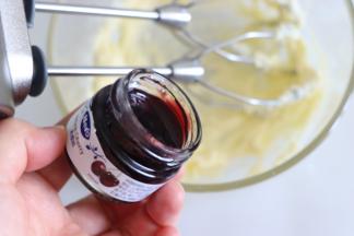 期间，我们来制作夹馅。准备黄油，糖粉，果酱。黄油软化，加入糖粉，打发到发白，蓬松的羽毛状。加入自己喜欢的果酱，我选了樱桃酱。再打均匀即可作为夹馅了。