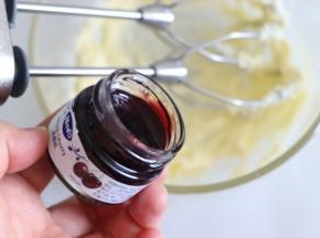 期间，我们来制作夹馅。准备黄油，糖粉，果酱。黄油软化，加入糖粉，打发到发白，蓬松的羽毛状。加入自己喜欢的果酱，我选了樱桃酱。再打均匀即可作为夹馅了。