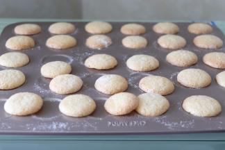 烘烤完毕后，从烤纸剥落，放凉。