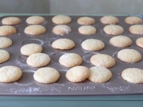 烘烤完毕后，从烤纸剥落，放凉。