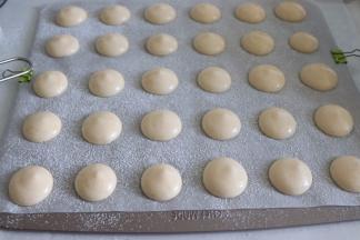 稍微撒上一层薄的糖粉，表面会更加脆。当然这里也可以不用撒的。