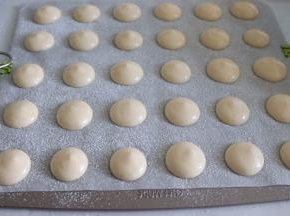 稍微撒上一层薄的糖粉，表面会更加脆。当然这里也可以不用撒的。