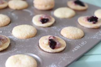 放入裱花袋，挤在一半的饼干上，也可以根据自己口味全部选择果酱，但是黄油馅料是最经典的。