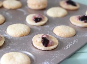 放入裱花袋，挤在一半的饼干上，也可以根据自己口味全部选择果酱，但是黄油馅料是最经典的。