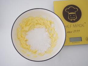 黄油切成小块，室温软化，加入细砂糖，打发至颜色发白。