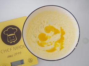 分两次加入蛋液，每次都搅拌均匀。