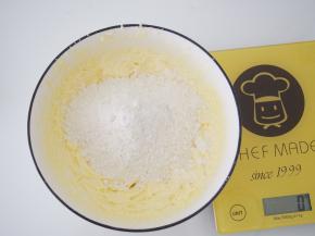 筛入低筋面粉，切拌均匀。