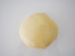 将面团切拌均匀后，用保鲜膜包上，放入冰箱冷藏30分钟松弛。