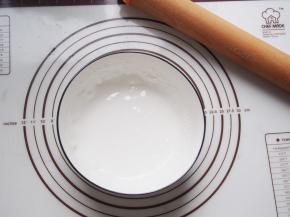 蛋白中加入糖粉打发均匀成为浓稠的糖霜，根据自己的使用情况进行稀释和调色。如果介意生蛋白，可以用蛋清粉加水和糖粉制作糖霜。