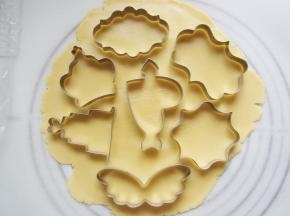 用模具切出形状。