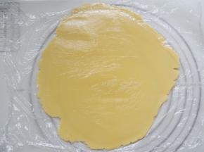 松弛好的面团回温后擀成3mm厚的薄片。