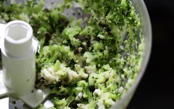 搅拌机搅拌成这样的颗粒，保证咀嚼西兰花有松脆口感