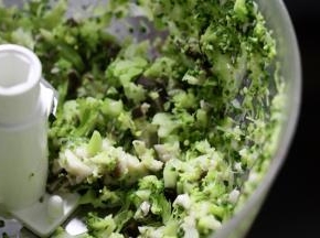 搅拌机搅拌成这样的颗粒，保证咀嚼西兰花有松脆口感