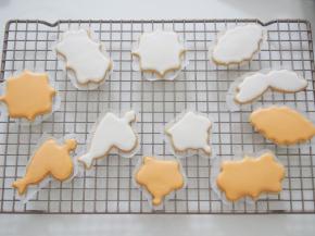 用稀一点的糖霜给饼干打底.