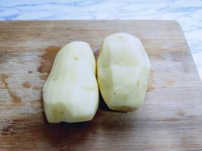 将土豆去皮，洗干净。