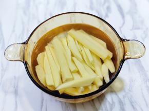 放入冷水中泡10分钟。