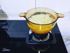 再开火煮至7分熟，捞出。