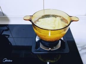 再开火煮至7分熟，捞出。