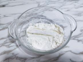 煮好薯条裹上玉米淀粉，再抖掉多余的干粉。