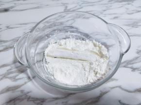 煮好薯条裹上玉米淀粉，再抖掉多余的干粉。