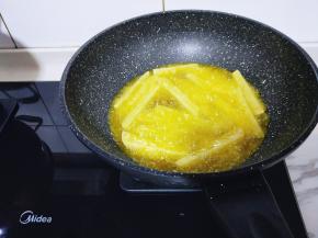 起油锅，又问8成时加入裹刚淀粉的薯条，中小火炸至金黄捞出。