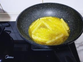 起油锅，又问8成时加入裹刚淀粉的薯条，中小火炸至金黄捞出。